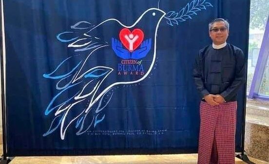 (၁၄ ကြိမ်မြောက် ပြည်သူ့ဂုဏ်ရည်ဆု ချီးမြှင့်ပေးအပ်ပွဲအခမ်းအနားတက်​ရောက်လာ​သော ဦး​ကျော်မိုးထွန်း။ ဓါတ်ပုံ-NUG)