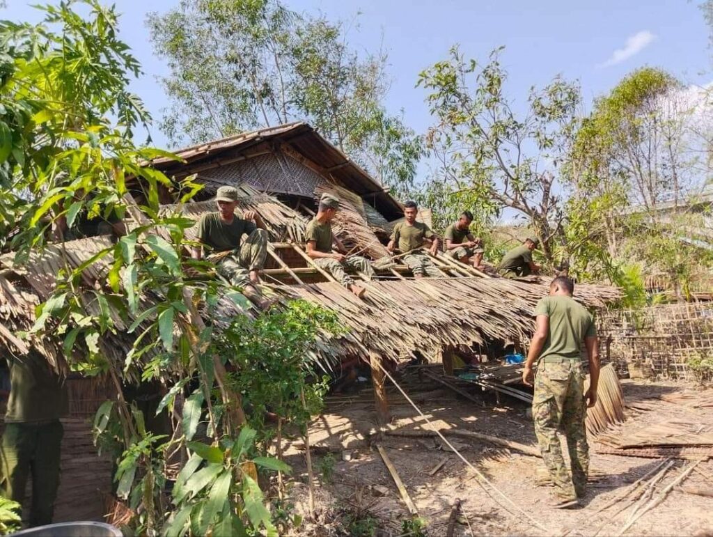 (မိုခါမုန်တိုင်းကြောင့် ပျက်စီးသွားသောနေအိမ်များကို ကူညီဆောက်လုပ်ပေးနေသော AA တပ်ဖွဲ့ဝင်များ။ဓါတ်ပုံ-Araken Princess)
