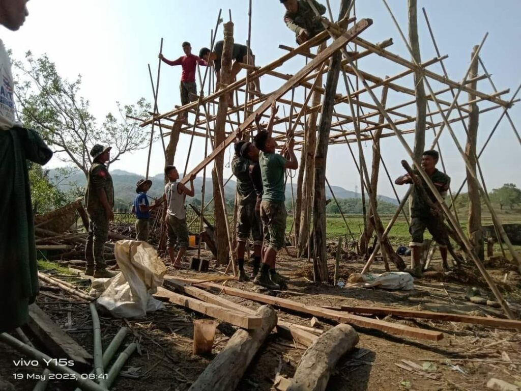 (မိုခါမုန်တိုင်းကြောင့် ပျက်စီးသွားသောနေအိမ်များကို ကူညီဆောက်လုပ်ပေးနေသော AA တပ်ဖွဲ့ဝင်များ။ဓါတ်ပုံ-Araken Princess)
