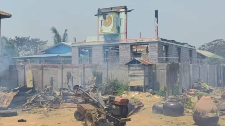 (ကံသစ်ကျေးရွာအား စစ်ကောင်စီတပ် မီးရှို့ဖျက်ဆီးသွားပြီးနောက် တွေ့ရစဥ်။ ဓာတ်ပုံ - Cj)