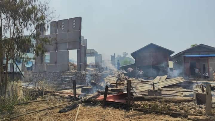 (ကံသစ်ကျေးရွာအား စစ်ကောင်စီတပ် မီးရှို့ဖျက်ဆီးသွားပြီးနောက် တွေ့ရစဥ်။ ဓာတ်ပုံ - Cj)
