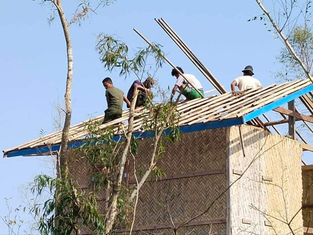 (မိုခါမုန်တိုင်းကြောင့် ပျက်စီးသွားသောနေအိမ်များကို ကူညီဆောက်လုပ်ပေးနေသော AA တပ်ဖွဲ့ဝင်များ။ဓါတ်ပုံ-Araken Princess)