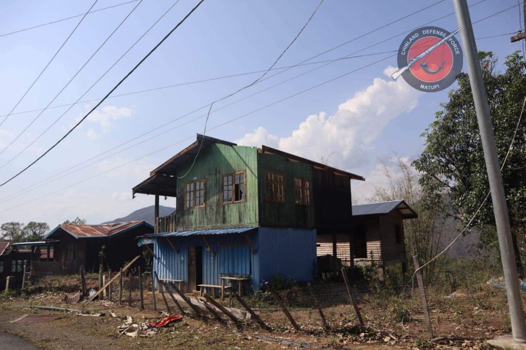 (မေလ ၁၄ရက်က တိုက်ခတ်သောမုန်တိုင်းကြောင့် မတူပီမြို့နယ်အတွင်း နေအိမ်များထိခိုက်ပျက်စီးနေသည်ကို တွေ့ရစဉ်။ ဓာတ်ပုံ - မတူပီ CDF)