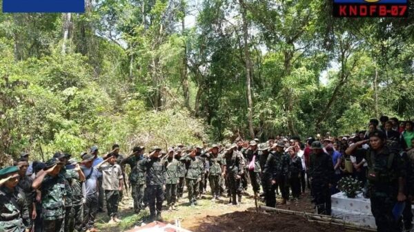 (ဒီးမော့ဆိုအရှေ့ခြမ်းတိုက်ပွဲအတွင်း ကျဆုံးခဲ့ရသည့် ရဲဘော်များအား သဂြိုလ်နေစဉ်။ ဓာတ်ပုံ - KNDF)