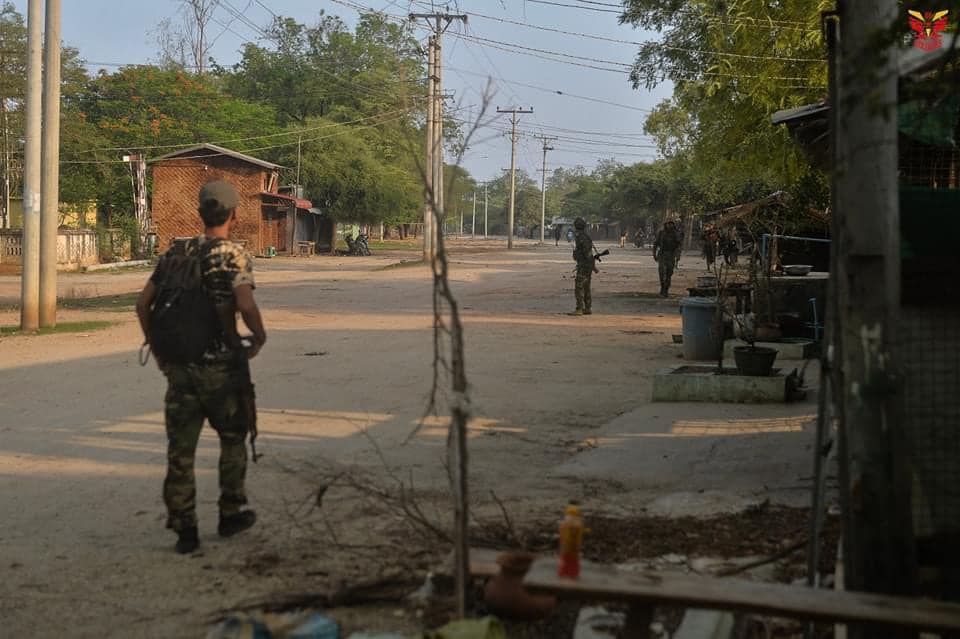 (ပဒူရဲစခန်းအား ဒေသတွင်းတော်လှန်ရေးအင်အားစုများ တိုက်ခိုက်နေစဥ်နှင့် စစ်ကောင်စီတပ် မီးရှို့မှုကြောင့် ဒေသခံများ ဘေးလွတ်ရာ ထွက်ပြေးနေစဉ်။ ဓာတ်ပုံ-96 Soliders)