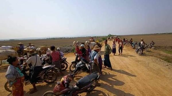 ထွက်ပြေးတိမ်းရှောင်လာရသော စစ်ကိုင်းမြို့နယ်မြောက်ခြမ်းရှိ ဒေသခံပြည်သူများအား တွေ့ရစဥ်။ ဓာတ်ပုံ-Saw Yan Pai