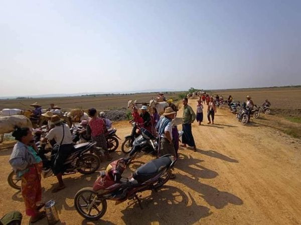 ထွက်ပြေးတိမ်းရှောင်လာရသော စစ်ကိုင်းမြို့နယ်မြောက်ခြမ်းရှိ ဒေသခံပြည်သူများအား တွေ့ရစဥ်။ ဓာတ်ပုံ-Saw Yan Pai