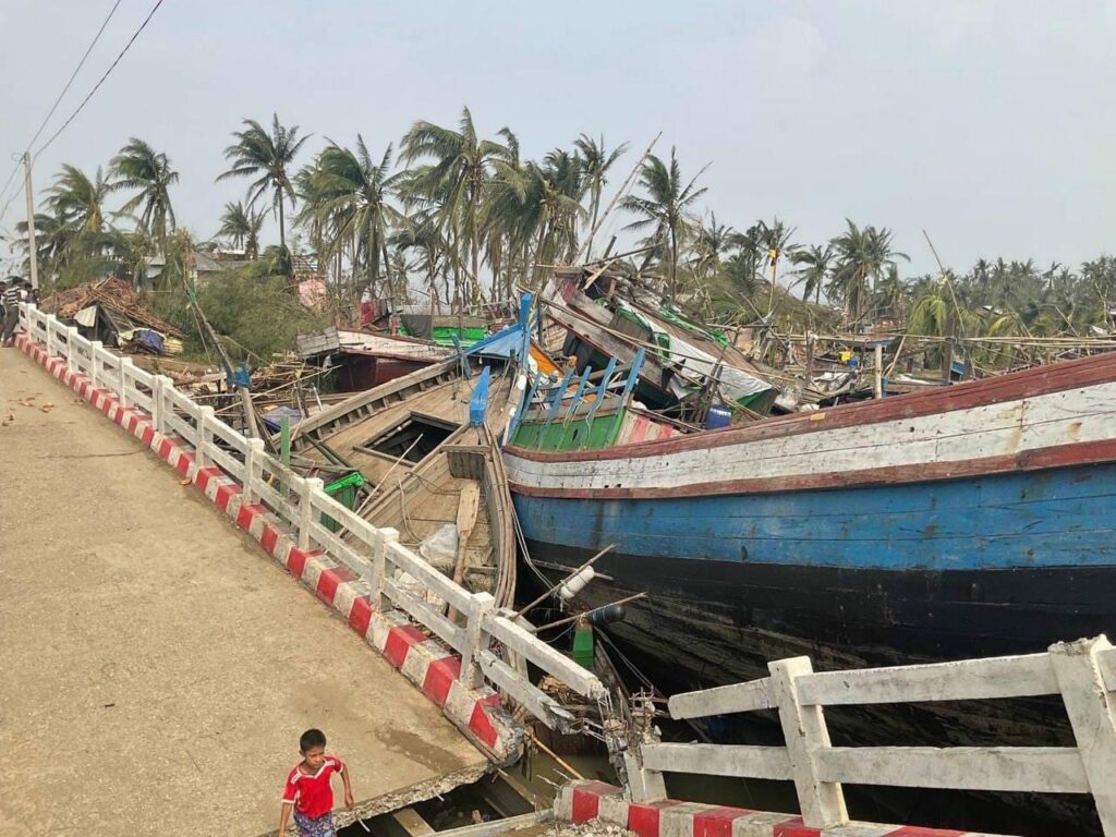 (မိုခါမုန်တိုင်းကြောင့် ရခိုင် ၊ချင်း ပြည်နယ်နှင့်စစ်ကိုင်း၊ မကွေးတိုင်းတို့မှ အပျက်အစီးအချို့ကို တွေ့ရစဥ်။ ဓါတ်ပုံ-CJ)
