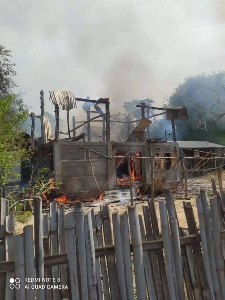 စစ်ကောင်စီတပ်မီးရှို့ဖျက်ဆီးခဲ့သော မန်ကျည်းကုန်းရွာနှင့်ဆူးတပ်ရွာက နေအိမ်များအား တွေ့ရစဥ်။ ဓာတ်ပုံ-ကျွန်းလှ-ကန့်ဘလူ တက်ကြွလှုပ်ရှားသူများအဖွဲ့(ကန့်ဘလူခရိုင်)