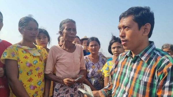 (မုန်တိုင်းတိုက်ခတ်ပြီးနောက် ရခိုင်ပြည်ရှိ လေဘေးသင့်ပြည်သူများအား မေလ ၂၂ရက်က တွေ့ဆုံနေသည့် ကိုဝေဟင်အောင်အား တွေ့ရစဥ်။ ဓာတ်ပုံ - ကိုဝေဟင်အောင်)