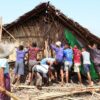 (မိုခါမုန်တိုင်း​ကြောင့် ထိခိုက်ပျက်စီးမှုအများဆုံးရခိုင်ပြည် နယ်တွင် AAတပ်ဖွဲ့ဝင်များ ပြန်လည်ထူ​ထောင်​ရေးတွင် ပါဝင်လုပ်ကိုင်​နေစဥ်။ ဓာတ်ပုံ - AA)