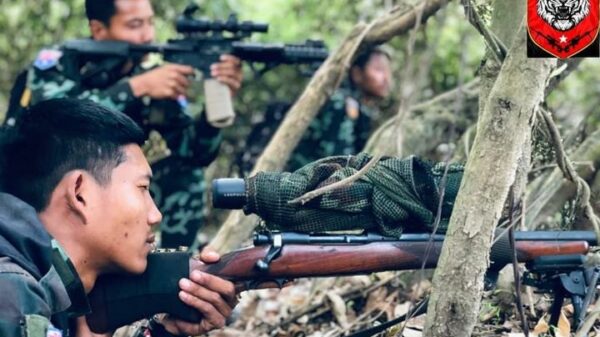 ( ကျားဖြူစစ်ကြောင်း တပ်ခွဲ(၁)မှ ရဲဘော်များအား တွေ့ရစဥ်။ ဓာတ်ပုံ - Albino Tiger Company-1)