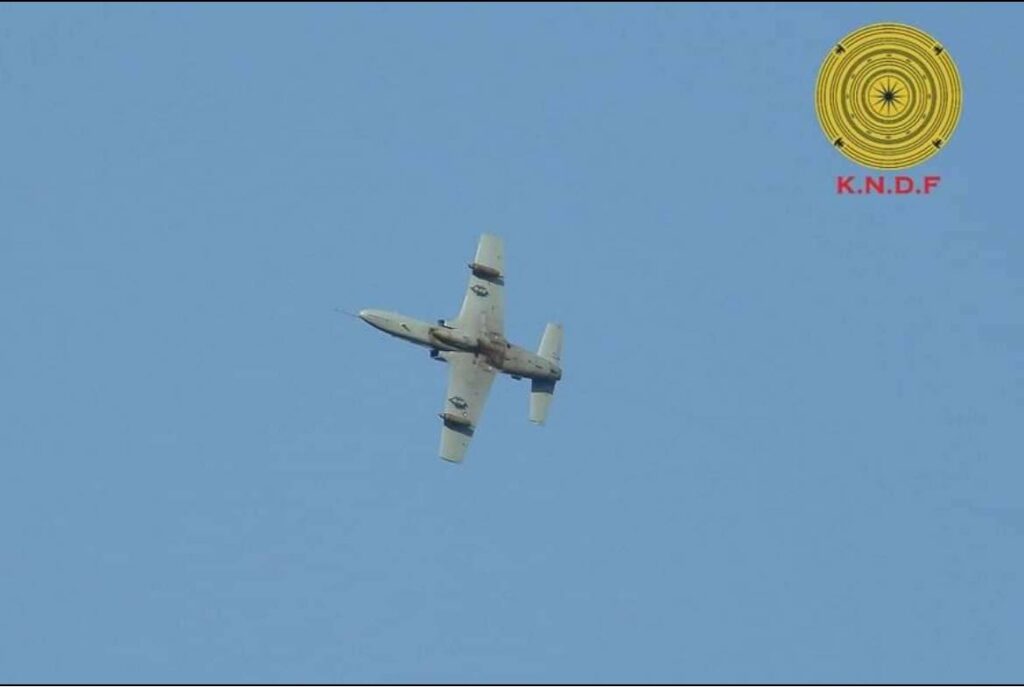 (ကရင်နီပြည်နယ်အတွင်း အသုံးပြုတိုက်ခိုက်နေသော စစ်ကောင်စီ၏ တိုက်လေယာဥ်တစ်စီးအား တွေ့ရစဉ်။ ဓာတ်ပုံ - KNDF)