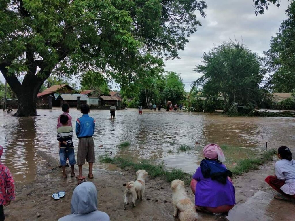 (မိုခါမုန်တိုင်း​ကြောင့် ရခိုင် ၊ချင်း ပြည်နယ်နှင့်စစ်ကိုင်း၊ မ​ကွေးတိုင်းတို့မှ အပျက်အစီးအချို့ကို ​တွေ့ရစဥ်။ ဓါတ်ပုံ-CJ)