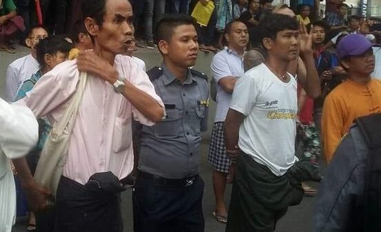 (လွယ်အိတ်အဖြူလွယ်ထားသောသူမှာ ဦးတင့်လွင်ဖြစ်သည်။)