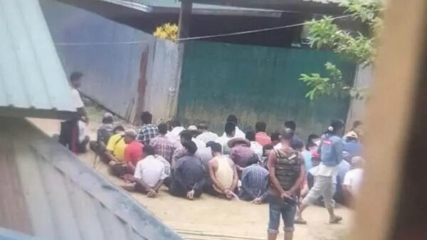 (စစ်​ကောင်စီတပ်က ၂၀၂၃ ဧပြီ ၂၆ ရက်က ဖားကန့်မြို့နယ်၊မဇွပ်ယန်နှင့် ဆန်ခါ ကျေးရွာ ၂ရွာ ပြည်သူများကိုစစ်​ကောင်စီတပ်က လူသားဒိုင်းအဖြစ်အသုံးပြုရန်ဖမ်းဆီးထားစဥ်။ ဓါတ်ပုံ- အောင်ဇော်မိုး)