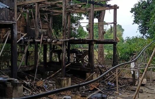 (ညောင်လေးပင်ခရိုင် မူးမြို့နယ် နောင်ကုန်းကျေးရွာကို စစ်ကောင်စီတပ်က ဒရုန်းဖြင့်တိုက်ခိုက်၍ စာသင်ကျောင်းနှင့် လူနေအိမ်အချို့ ထိခိုက်ပျက်စီးနေသည်ကို တွေ့ရစဥ်။ ဓာတ်ပုံ - KNU)