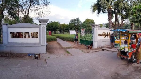 ရန်ကုန်မြို့ရှိ သခင်မြပန်းခြံအား တွေ့ရစဉ်။ ဓာတ်ပုံ - CJ