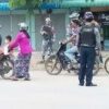 (မိတ္ထီလာမြို့တွင် စစ်ကောင်စီ၏ လက်ပါးစေများက ဆိုင်ကယ်များအား စစ်ဆေးနေစဥ်။ ဓာတ်ပုံ - CJ။ ပုံအဟောင်းကို အသုံးပြုထားပါသည်။)