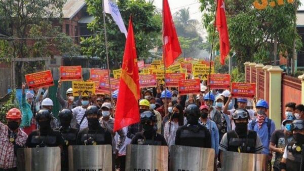 (စစ်ကိုင်းတိုင်း ကလေးမြို့ နာမည်ကျော် တာဟန်းခံတပ်ရှေ့တွင် ၂၀၂၁ မတ်လ ၁၆ ရက်က စစ်အာဏာရှင်ဆန့်ကျင်ရေး ဆန္ဒပြနေကြစဉ်။ ဓာတ်ပုံ−ပေးပို့)