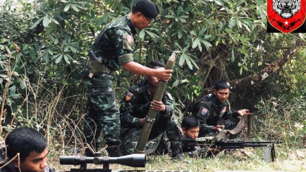 (စစ်ကောင်စီတပ်အား တိုက်ခိုက်နေသည့် ကျားဖြူစစ်ကြောင်းမှ ရဲဘော်များအား တွေ့ရစဥ်။ ဓာတ်ပုံ - ကျားဖြူစစ်ကြောင်း)