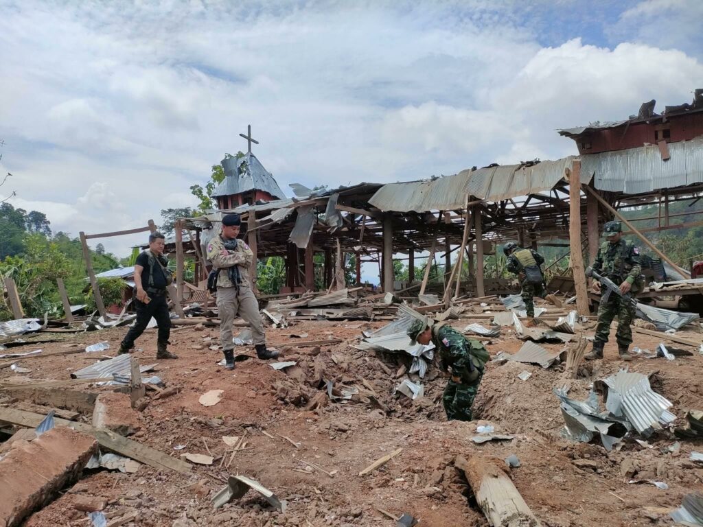 (ဒူးပလာယာခရိုင် ကော့ကရိတ်မြို့နယ်၊(မြဝတီမြို့တောင်ဘက်ပိုင်း) မောခီးကျေးရွာအုပ်စု ခလယ်လောကျယ်ကျေးရွာတွင် ယမန်နေ့(မေလ ၂၃ရက်) ညက စစ်ကောင်စီလေယာဉ်လာရောက် ဗုံးကြဲတိုက်ခိုက်မှုကြောင့် ထိခိုက်ပျက်စီးသွားသော ကျေးရွာဘုရားကျောင်းအား တွေ့ရစဥ်။ ဓာတ်ပုံ - KNDO)