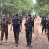 (ပဲခူးတိုင်းအတွင်းရှိ ရှေ့တန်းစစ်မြေပြင် တစ်နေရာသို့လာရောက်ခဲ့သည့် ဝန်ကြီးဦးလွင်ကိုလတ်အား တွေ့ရစဉ်။ ဓာတ်ပုံ - Royal Peacock Column)