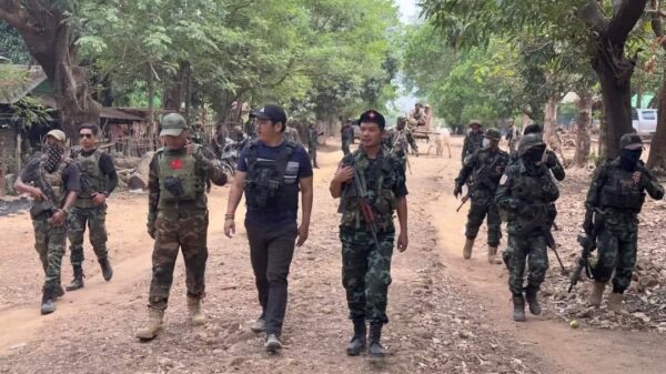 (ပဲခူးတိုင်းအတွင်းရှိ ရှေ့တန်းစစ်မြေပြင် တစ်နေရာသို့လာရောက်ခဲ့သည့် ဝန်ကြီးဦးလွင်ကိုလတ်အား တွေ့ရစဉ်။ ဓာတ်ပုံ - Royal Peacock Column)