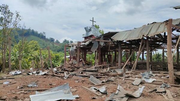 (ဒူးပလာယာခရိုင် ကော့ကရိတ်မြို့နယ်၊(မြဝတီမြို့တောင်ဘက်ပိုင်း) မောခီးကျေးရွာအုပ်စု ခလယ်လောကျယ်ကျေးရွာတွင် ယမန်နေ့(မေလ ၂၃ရက်) ညက စစ်ကောင်စီလေယာဉ်လာရောက် ဗုံးကြဲတိုက်ခိုက်မှုကြောင့် ထိခိုက်ပျက်စီးသွားသော ကျေးရွာဘုရားကျောင်းအား တွေ့ရစဥ်။ ဓာတ်ပုံ - KNDO)