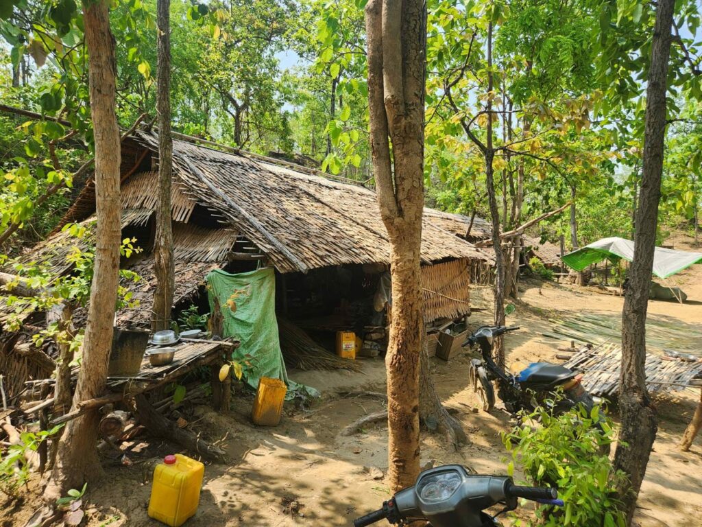 (စစ်ကောင်စီ၏ဆန်ဖြတ်တောက်မှုကြောင့် စစ်ဘေးရှောင်ပြည်သူများမှာ ပို၍အခက်အခဲတွေ့နေကြသည်။ ဓါတ်ပုံ-People's Spring)