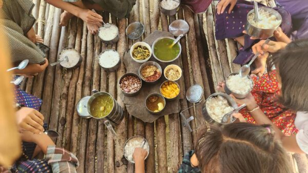 (စစ်​ကောင်စီ၏ဆန်ဖြတ်​တောက်မှု​ကြောင့် စစ်​ဘေး​ရှောင်ပြည်သူများမှာ ပို၍အခက်အခဲ​တွေ့နေကြသည်။ ဓါတ်ပုံ-People's Spring)