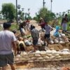 (ပျက်စီးသွားသည့် လမ်းပိုင်းများအား ပုလဲအခြေစိုက်ရဲဘော်များက ပြုပြင်ပေးနေစဥ်။ ဓာတ်ပုံ - ပုလဲ(ပကဖ))