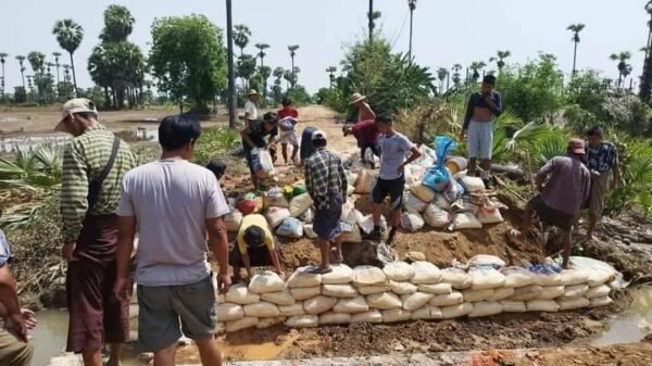 (ပျက်စီးသွားသည့် လမ်းပိုင်းများအား ပုလဲအခြေစိုက်ရဲဘော်များက ပြုပြင်ပေးနေစဥ်။ ဓာတ်ပုံ - ပုလဲ(ပကဖ))
