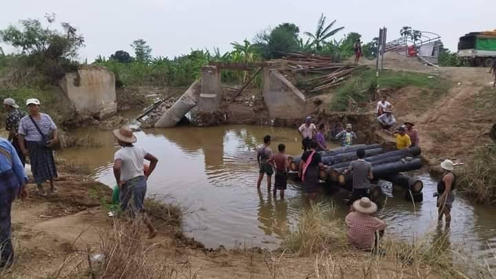 (ပျက်စီးသွားသည့် လမ်းပိုင်းများအား ပုလဲအခြေစိုက်ရဲဘော်များက ပြုပြင်ပေးနေစဥ်။ ဓာတ်ပုံ - ပုလဲ(ပကဖ))
