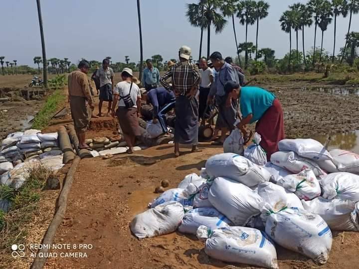 (ပျက်စီးသွားသည့် လမ်းပိုင်းများအား ပုလဲအခြေစိုက်ရဲဘော်များက ပြုပြင်ပေးနေစဥ်။ ဓာတ်ပုံ - ပုလဲ(ပကဖ))