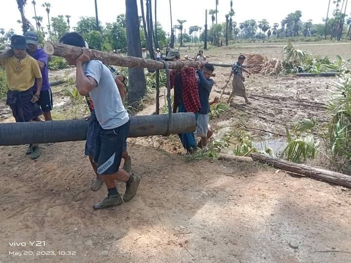(ပျက်စီးသွားသည့် လမ်းပိုင်းများအား ပုလဲအခြေစိုက်ရဲဘော်များက ပြုပြင်ပေးနေစဥ်။ ဓာတ်ပုံ - ပုလဲ(ပကဖ))