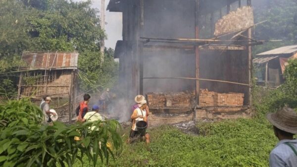 (စစ်ကောင်စီတပ် ဒရုန်းဖြင့်တိုက်ခိုက်မှုကြောင့် ရန်မျိုးအောင်ကျေးရွာရှိ နေအိမ်တစ်လုံး ထိမှန်မီးလောင်နေစဉ်။ ဓာတ်ပုံ - KNU)