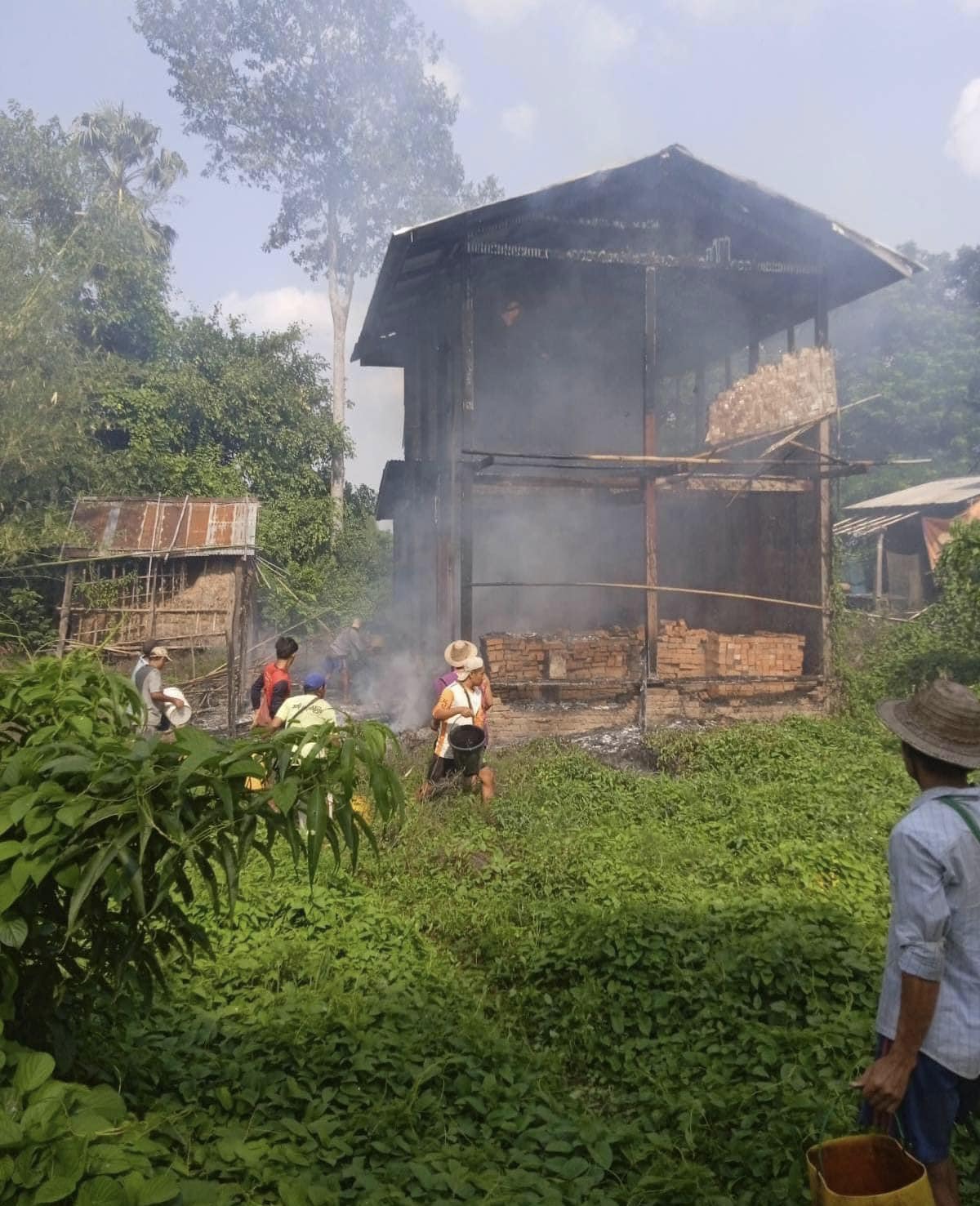 (စစ်ကောင်စီတပ် ဒရုန်းဖြင့်တိုက်ခိုက်မှုကြောင့် ရန်မျိုးအောင်ကျေးရွာရှိ နေအိမ်တစ်လုံး ထိမှန်မီးလောင်နေစဉ်။ ဓာတ်ပုံ - KNU)
