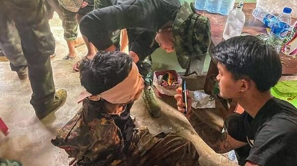 (ဒီးမော့ဆိုအရှေ့ခြမ်းတိုက်ပွဲ၌ ဖမ်းဆီးရမိခဲ့သည့် စစ်သုံ့ပန်းအား ဆေးကုသမှုပေးနေစဥ်။ဓာတ်ပုံ - Free Burma Rangers)