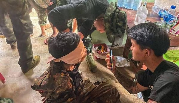 (ဒီးမော့ဆိုအရှေ့ခြမ်းတိုက်ပွဲ၌ ဖမ်းဆီးရမိခဲ့သည့် စစ်သုံ့ပန်းအား ဆေးကုသမှုပေးနေစဥ်။ဓာတ်ပုံ - Free Burma Rangers)