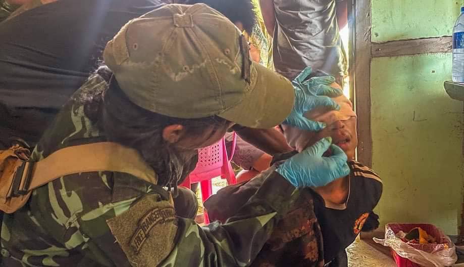(ဒီးမော့ဆိုအရှေ့ခြမ်းတိုက်ပွဲ၌ ဖမ်းဆီးရမိခဲ့သည့် စစ်သုံ့ပန်းအား ဆေးကုသမှုပေးနေစဥ်။ဓာတ်ပုံ - Free Burma Rangers)