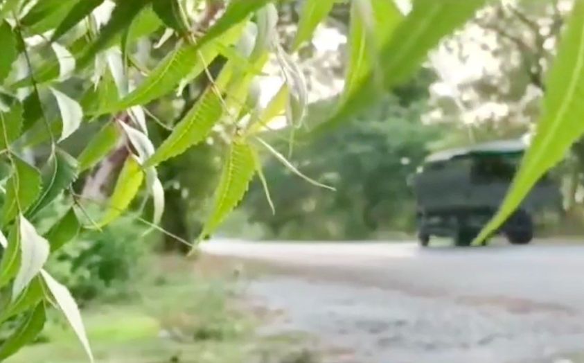 (စစ်ကောင်စီယာဥ် ဖြတ်သန်းသွားလာနေသည်ကို တွေ့ရစဥ်)