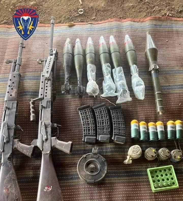 (နှစ်လတာတိုက်ပွဲအတွင်း စစ်ကောင်စီတပ်ထံမှ သိမ်းဆည်းရမိသော စစ်သုံ့ပန်းများနှင့် လက်နက်ခဲယမ်းများအား တွေ့ရစဉ်။ ဓာတ်ပုံ - ကော်ဘရာစစ်ကြောင်း)