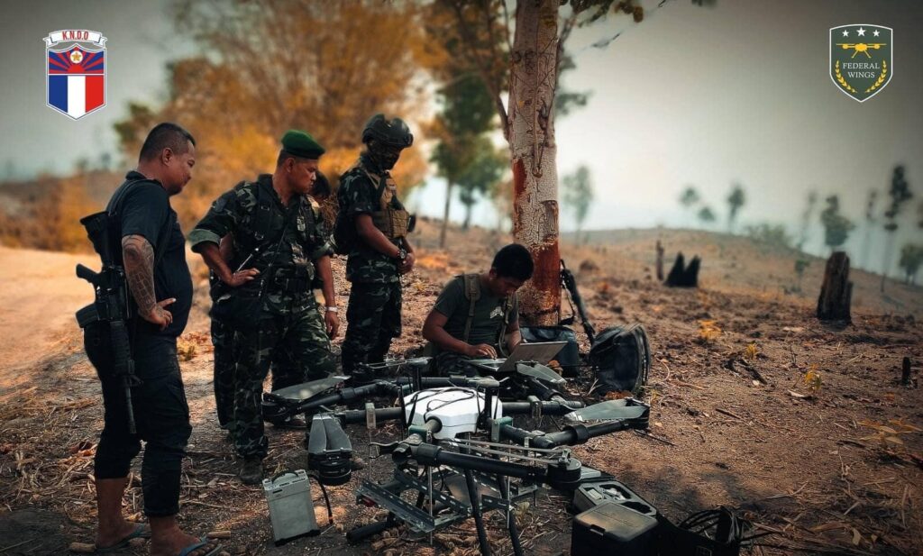 (မြ၀တီမြို့ တောင်ဘက်ရှိ စစ်ကောင်စီတပ်စခန်း သုံးခုကို တိုက်ခိုက်ခဲ့သည့် တိုက်ပွဲဝင်ရဲဘော်များအား တွေ့ရစဉ်။ ဓာတ်ပုံ - Federal Wings)