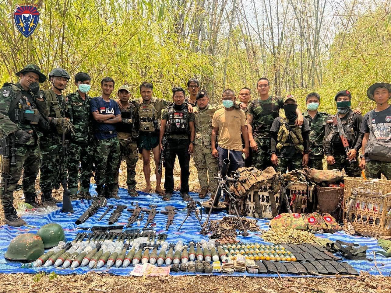 (နှစ်လတာတိုက်ပွဲအတွင်း စစ်ကောင်စီတပ်ထံမှ သိမ်းဆည်းရမိသော စစ်သုံ့ပန်းများနှင့် လက်နက်ခဲယမ်းများအား တွေ့ရစဉ်။ ဓာတ်ပုံ - ကော်ဘရာစစ်ကြောင်း)