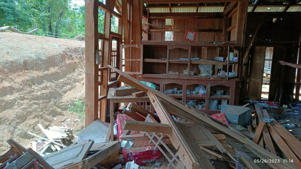 (စစ်ကောင်စီ လေကြောင်းတိုက်ခိုက်မှုကြောင့် ကြောင်လည်ရွာရှိ လူနေအိမ်များ ထိခိုက်ပျက်စီးနေသည်ကို တွေ့ရစဥ်။ ဓာတ်ပုံ - Banmauk Revolution - BR)