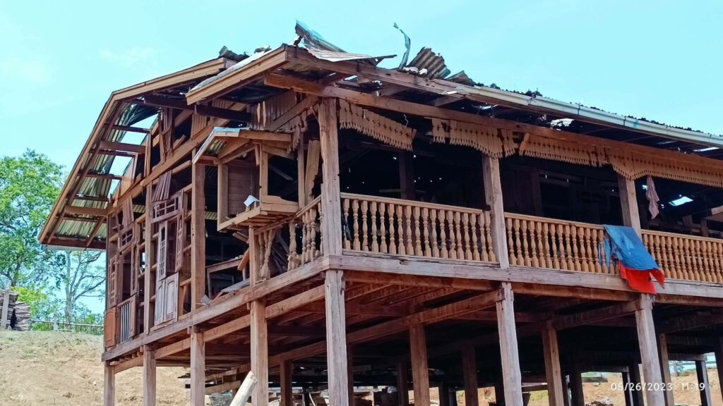 (စစ်ကောင်စီ လေကြောင်းတိုက်ခိုက်မှုကြောင့် ကြောင်လည်ရွာရှိ လူနေအိမ်များ ထိခိုက်ပျက်စီးနေသည်ကို တွေ့ရစဥ်။ ဓာတ်ပုံ - Banmauk Revolution - BR)