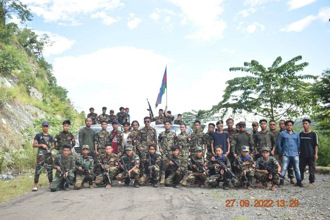 (CNDF/Vakokနှင့် ကလေး(ပကဖ)မှ ရဲဘော်များအား တွေ့ရစဥ်။ ဓာတ်ပုံ - CJ)