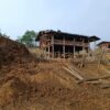 (စစ်ကောင်စီ လေကြောင်းတိုက်ခိုက်မှုကြောင့် ကြောင်လည်ရွာရှိ လူနေအိမ်များ ထိခိုက်ပျက်စီးနေသည်ကို တွေ့ရစဥ်။ ဓာတ်ပုံ - Banmauk Revolution - BR)