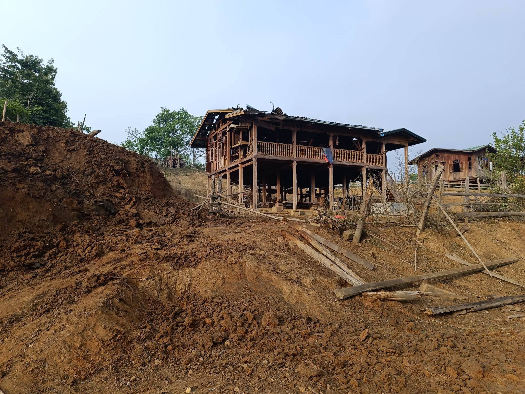 (စစ်ကောင်စီ လေကြောင်းတိုက်ခိုက်မှုကြောင့် ကြောင်လည်ရွာရှိ လူနေအိမ်များ ထိခိုက်ပျက်စီးနေသည်ကို တွေ့ရစဥ်။ ဓာတ်ပုံ - Banmauk Revolution - BR)